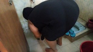 I Give Money to this Muslim Maid of Arab Ethnicity to have Fuck with me in Bathroom & Cum her Behand